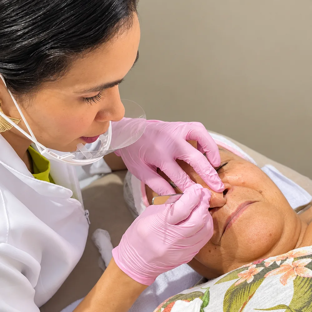 Isabela, esteticista da Békara, durante um atendimento de estética facial em sua sala em Vitória
